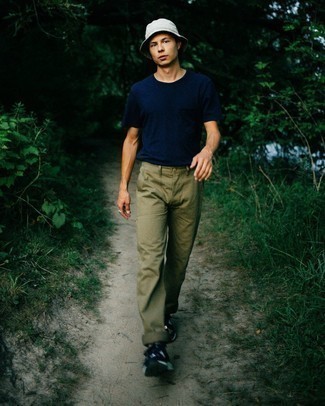 Olive Chinos Outfits: A navy crew-neck t-shirt and olive chinos paired together are a smart match. Complement your getup with a pair of black and white athletic shoes to immediately up the fashion factor of your look.