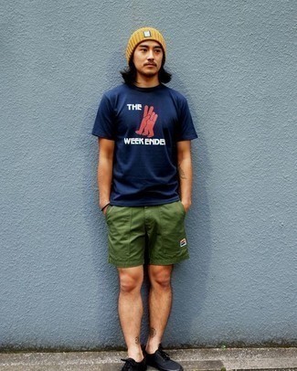 Orange Beanie Outfits For Men: A navy print crew-neck t-shirt and an orange beanie are a smart pairing worth having in your off-duty styling repertoire. If you want to feel a bit more refined now, add a pair of black canvas low top sneakers to the equation.