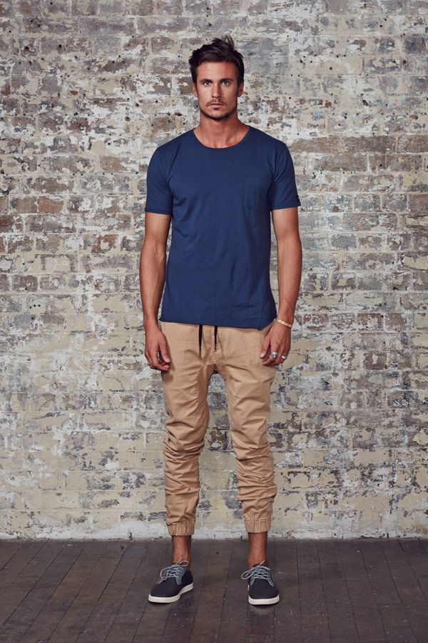 tan jogger outfits