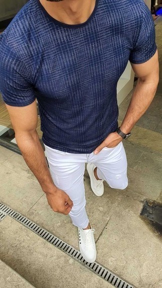 White Jeans with Crew-neck T-shirt Hot Weather Outfits For Men: Wear a crew-neck t-shirt with white jeans if you seek to look cool and relaxed without making too much effort. Complement your look with white canvas low top sneakers for maximum fashion effect.
