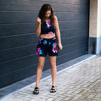Navy Floral Shorts Outfits For Women: If you enjoy the comfort look, consider teaming a navy floral cropped top with navy floral shorts. Avoid looking overdressed by finishing off with a pair of black leather flat sandals.