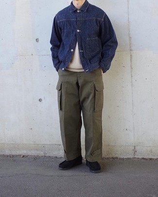Olive Cargo Pants Outfits: This is hard proof that a navy denim jacket and olive cargo pants look awesome together in a casual outfit. Want to go all out with footwear? Add black suede desert boots to the mix.