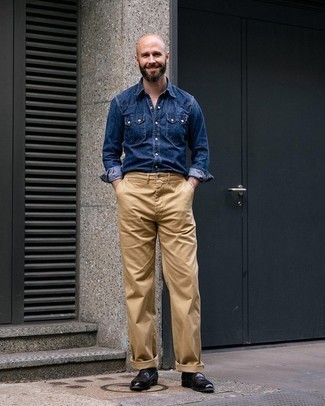Khaki Chinos Outfits: Try teaming a navy denim shirt with khaki chinos if you wish to look casually dapper without making too much effort. And if you want to immediately amp up your getup with shoes, why not introduce black leather loafers to the equation?