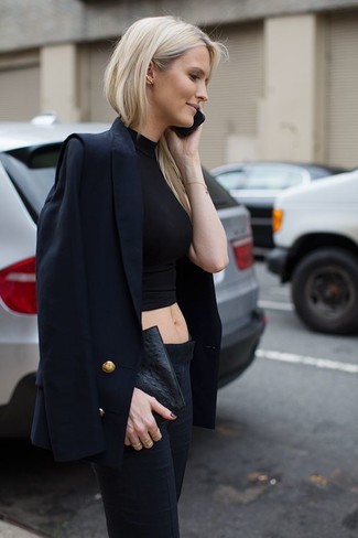 Navy Double Breasted Blazer Outfits For Women: If you gravitate towards off-duty outfits, why not wear a navy double breasted blazer with black skinny pants?