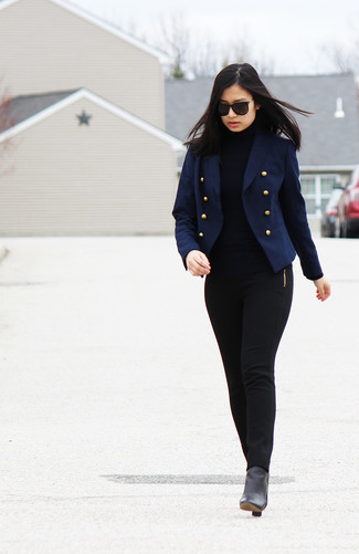 Navy Double Breasted Blazer Outfits For Women: You're looking at the undeniable proof that a navy double breasted blazer and black skinny pants look amazing when combined together in a relaxed outfit. When it comes to footwear, opt for a pair of black leather ankle boots.