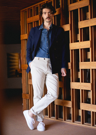 Navy Chambray Long Sleeve Shirt Outfits For Men: A navy chambray long sleeve shirt and beige chinos are indispensable menswear pieces, without which our wardrobes would surely be incomplete. Feeling adventerous? Tone down your ensemble by rounding off with a pair of white canvas low top sneakers.
