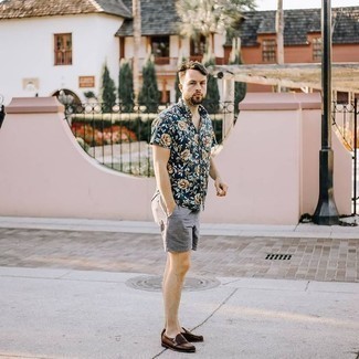 Floral Short Sleeve Shirt Outfits For Men: Consider wearing a floral short sleeve shirt and grey shorts for a daily ensemble that's full of charm and personality. For a sleeker touch, introduce a pair of dark brown leather loafers to the equation.