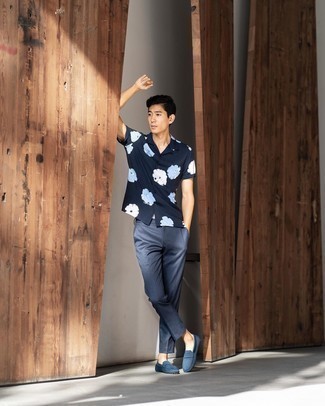 Navy Driving Shoes Outfits For Men: A navy floral short sleeve shirt and navy chinos are a cool combination to keep in your casual repertoire. A pair of navy driving shoes looks wonderful here.