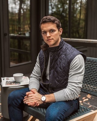 Brown Watch Outfits For Men: This pairing of a navy quilted gilet and a brown watch is on the casual side but is also on-trend and incredibly dapper.