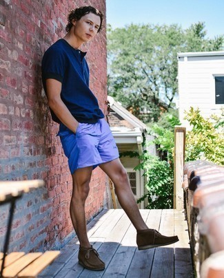 Dark Brown Suede Desert Boots Outfits: This combination of a navy henley shirt and light violet sports shorts spells casual cool and comfortable menswear style. If you wish to instantly perk up this look with footwear, throw dark brown suede desert boots into the mix.