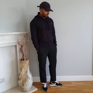 Dark Brown Baseball Cap Outfits For Men: A navy hoodie and a dark brown baseball cap are a good combo to have in your current off-duty collection. And if you need to easily lift up your outfit with one item, why not complete this outfit with black and white athletic shoes?