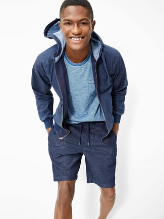 Blue Hoodie Outfits For Men: Pair a blue hoodie with navy shorts for an effortless kind of refinement.