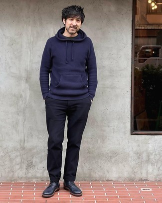 Navy Knit Hoodie Outfits For Men: Uber dapper and comfortable, this laid-back pairing of a navy knit hoodie and black chinos will provide you with excellent styling possibilities. Why not take a more refined approach with shoes and complete this outfit with a pair of black leather casual boots?