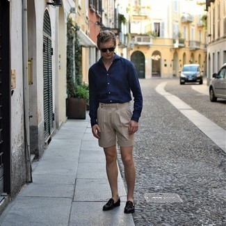 Navy Linen Long Sleeve Shirt Outfits For Men: This pairing of a navy linen long sleeve shirt and beige shorts is a nice look for off duty. For extra fashion points, complement this outfit with a pair of black woven leather tassel loafers.