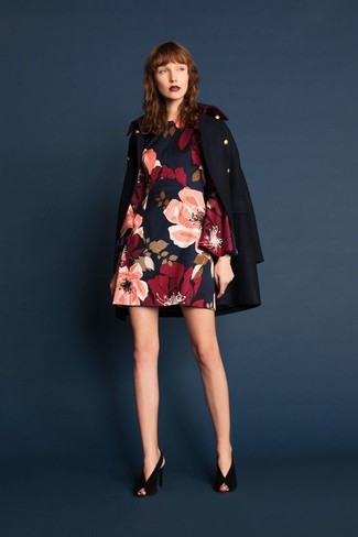 Navy Pea Coat Outfits For Women: Extra stylish and comfortable, this pairing of a navy pea coat and a navy floral shift dress delivers wonderful styling opportunities. On the footwear front, this ensemble is complemented really well with black suede pumps.