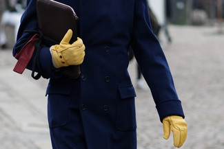 Mustard Leather Gloves Outfits For Men: You'll be amazed at how easy it is for any guy to throw together a contemporary outfit like this. Just a navy pea coat teamed with mustard leather gloves.