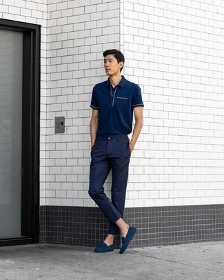 1200+ Casual Hot Weather Outfits For Men: Dress in a navy polo and navy chinos to showcase your styling smarts. Navy canvas driving shoes fit right in here.
