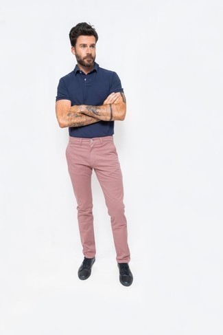 Blue Polo Outfits For Men: Look sharp without really trying by opting for a blue polo and pink chinos. When in doubt as to the footwear, introduce black leather low top sneakers to the equation.