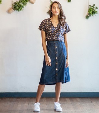 Navy Denim Button Skirt Outfits: For a casual outfit, reach for a navy print short sleeve blouse and a navy denim button skirt — these pieces play nicely together. A pair of white low top sneakers easily steps up the street cred of this look.