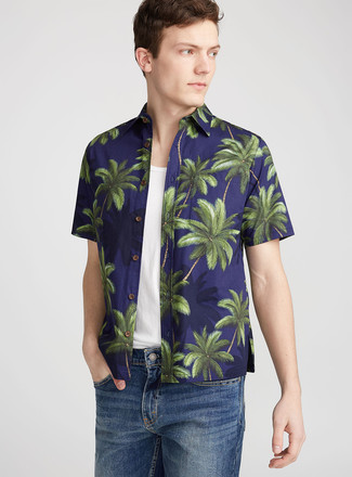 Blue Print Short Sleeve Shirt Outfits For Men: Effortlessly blurring the line between cool and off-duty, this pairing of a blue print short sleeve shirt and blue denim shorts is likely to become your go-to.