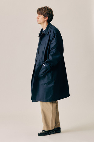 Navy Raincoat Outfits For Men: A navy raincoat and khaki chinos are a must-have combo for many style-conscious guys. And if you want to effortlessly perk up this look with one piece, finish with black leather derby shoes.