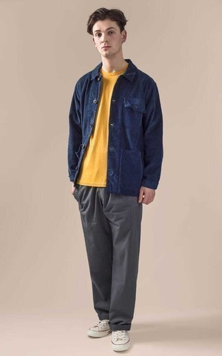 Mustard Crew-neck T-shirt Outfits For Men: Consider pairing a mustard crew-neck t-shirt with charcoal chinos to assemble a seriously sharp and current casual ensemble. Our favorite of a myriad of ways to finish this look is with white canvas low top sneakers.