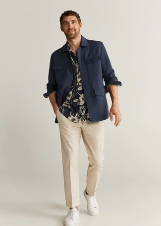 Navy and White Floral Short Sleeve Shirt Outfits For Men: This pairing of a navy and white floral short sleeve shirt and beige chinos is the ultimate laid-back getup for today's guy. Complete this outfit with a pair of white canvas low top sneakers for extra style points.