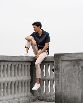 Navy Short Sleeve Shirt Outfits For Men: If you gravitate towards casual combinations, why not opt for this combination of a navy short sleeve shirt and beige chinos? Our favorite of a countless number of ways to finish off this getup is with a pair of white canvas low top sneakers.