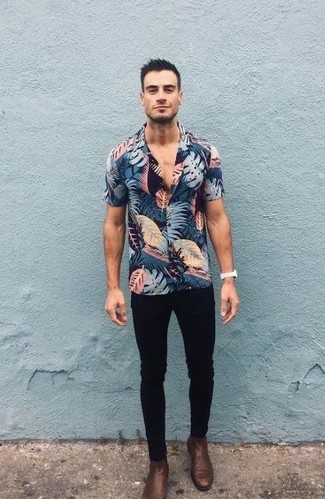 Blue Floral Short Sleeve Shirt Outfits For Men: Make a blue floral short sleeve shirt and black skinny jeans your outfit choice to be both laid-back and comfortable. Get a bit experimental in the footwear department and elevate your getup with a pair of dark brown leather chelsea boots.
