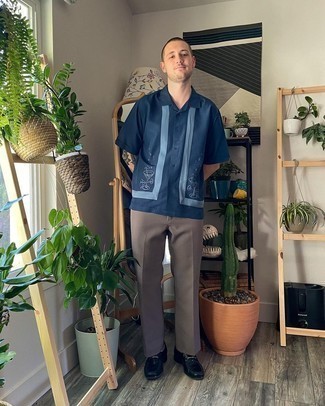 Men's Outfits 2021: A navy print short sleeve shirt and brown chinos are a cool outfit to add to your casual styling collection. Unimpressed with this look? Introduce a pair of black leather loafers to jazz things up.