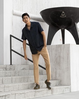 Navy Short Sleeve Shirt Outfits For Men: To pull together a casual getup with a fashionable spin, try teaming a navy short sleeve shirt with khaki chinos. Want to go all out when it comes to footwear? Introduce dark brown chunky leather derby shoes to this getup.