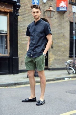 Black Fringe Leather Loafers Outfits For Men: Solid proof that a navy short sleeve shirt and olive shorts look awesome when matched together in a relaxed casual menswear style. Infuse this outfit with a touch of class by wearing black fringe leather loafers.