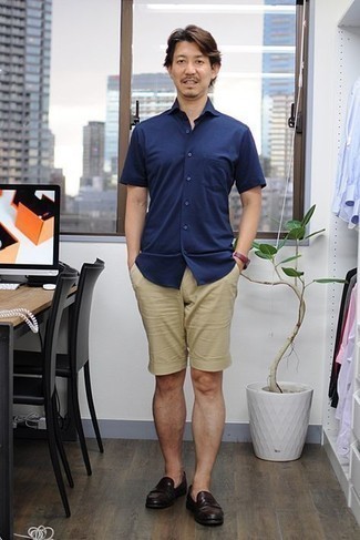 Beige Shorts Outfits For Men: Go for a pared down yet casually stylish choice pairing a navy short sleeve shirt and beige shorts. Bump up the classiness of your outfit a bit by rounding off with dark brown leather loafers.