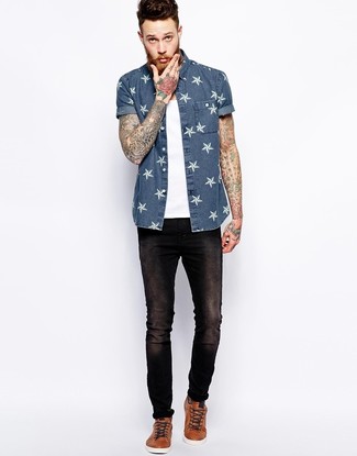 Navy Star Print Denim Short Sleeve Shirt Outfits For Men: A navy star print denim short sleeve shirt and black jeans paired together are a match made in heaven for gentlemen who appreciate laid-back and cool getups. Grab a pair of brown leather low top sneakers and the whole look will come together.