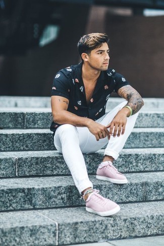 Pink Canvas Low Top Sneakers Outfits For Men: This outfit with a navy floral short sleeve shirt and white jeans isn't so hard to put together and is easy to adapt. Complement your ensemble with a pair of pink canvas low top sneakers et voila, the outfit is complete.