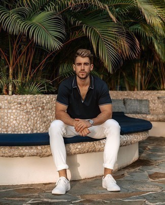 Navy Short Sleeve Shirt Outfits For Men: For a relaxed casual look with a modern spin, you can rock a navy short sleeve shirt and white jeans. White canvas low top sneakers look right at home here.