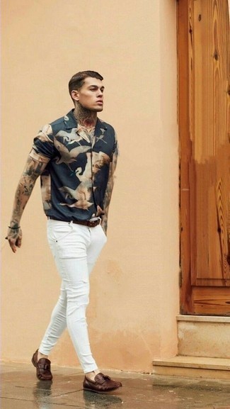 White Skinny Jeans Outfits For Men: If you feel more confident wearing something practical, you'll love this city casual combination of a navy print short sleeve shirt and white skinny jeans. You could perhaps get a little creative when it comes to footwear and complete your outfit with a pair of brown leather tassel loafers.