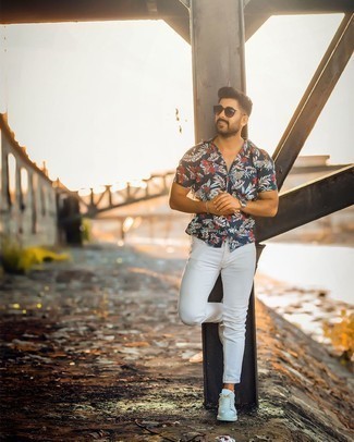 White Skinny Jeans Outfits For Men: Breathe a relaxed vibe into your day-to-day repertoire with a navy floral short sleeve shirt and white skinny jeans. To introduce a bit of flair to this outfit, introduce a pair of white and black leather low top sneakers to the mix.