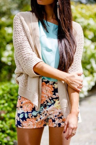 Navy Floral Shorts Outfits For Women: 