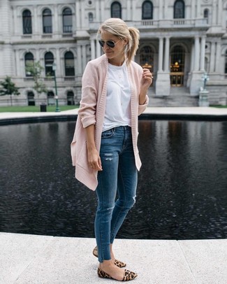 Women's Tan Leopard Suede Loafers, Navy Ripped Skinny Jeans, White Crew-neck T-shirt, Pink Knit Open Cardigan