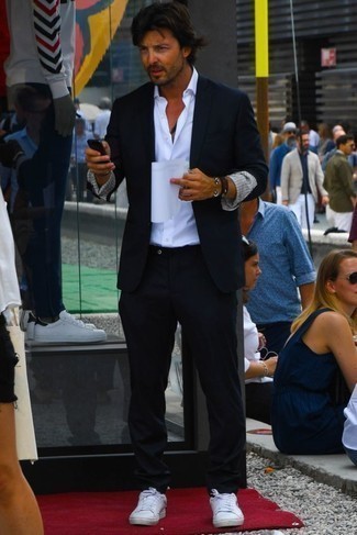Navy Suit with White Low Top Sneakers Outfits: For an ensemble that's stylish and wow-worthy, rock a navy suit with a white short sleeve shirt. Want to play it down in the footwear department? Add a pair of white low top sneakers to this look for the day.