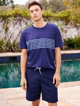 Navy Horizontal Striped Crew-neck T-shirt Outfits For Men: 