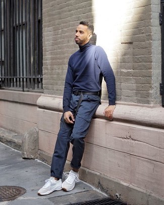 Navy Cargo Pants Outfits: A navy turtleneck and navy cargo pants are the perfect way to introduce extra cool into your daily casual rotation. Go for white athletic shoes to effortlessly dial up the cool of your ensemble.