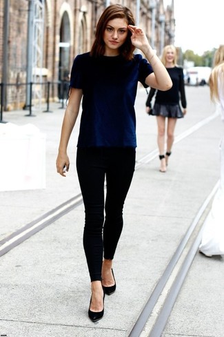 Navy Velvet Crew-neck T-shirt Outfits For Women: Wear a navy velvet crew-neck t-shirt with black skinny jeans for a hassle-free outfit that's also put together. And if you need to instantly amp up this outfit with one single piece, why not complete this ensemble with a pair of black leather pumps?