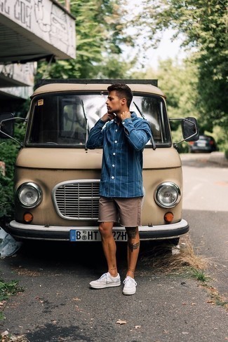 Tobacco Shorts Outfits For Men: Pair a navy vertical striped long sleeve shirt with tobacco shorts for a laid-back kind of class. When not sure as to what to wear when it comes to footwear, introduce a pair of grey leather low top sneakers to the mix.
