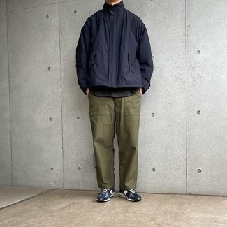 Men's Outfits 2021: The mix-and-match capabilities of a navy windbreaker and olive chinos mean you'll have them on regular rotation. For something more on the cool and laid-back end to round off this look, add a pair of navy and white athletic shoes to the mix.
