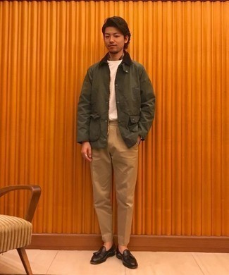 Olive Barn Jacket Outfits: Irrefutable proof that an olive barn jacket and khaki chinos look awesome when you pair them in an off-duty ensemble. Give a more refined twist to your look by rounding off with a pair of dark brown leather tassel loafers.