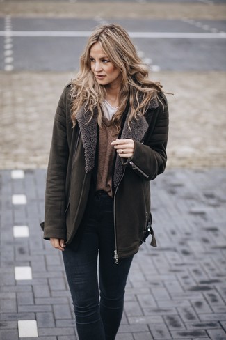 Olive Biker Jacket Outfits For Women: An olive biker jacket and black skinny jeans are a nice outfit formula to have in your sartorial arsenal.