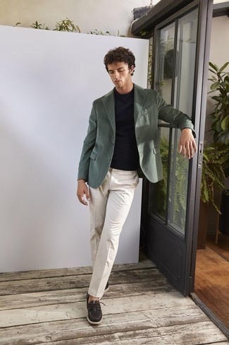Olive Blazer Outfits For Men: Bring your menswear A-game in this combination of an olive blazer and white chinos. Bump up this whole look by rocking black leather boat shoes.