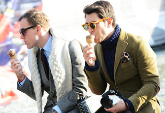 Violet Polka Dot Pocket Square Outfits: Wear an olive blazer with a violet polka dot pocket square to achieve an interesting and laid-back ensemble.